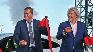 Bei der Eröffnung des Porsche-Zentrums war noch alles gut: Hockenheimer Oberbürgermeister Marcus Zeitler (2. v. r.) und Emodrom-Chef Thomas Reister (r.) durchschneiden das Band.
