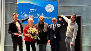 Musikschulleiter Philipp Wolfart (l.), sein Stellvertreter Stefan Knust (r.) und OB Dr. René Pöltl (2. v. r.) zeigen auf das Gründungsjahr der Schule 1978. In dem Jahr begann auch Claudia Helleis (2. v. l., daneben Gerald Weiser-Haensch) dort zu arbeiten. Nun geht die Gitarrenlehrerin in den Ruhestand.