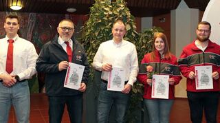 Bereitschaftsleiter Lukas Damm (v. l.) mit den Geehrten Alexander Schilling, Thomas Hiller, Anita Wieder, Stefan Berlinghof und Joachim Schäfer-Bach.