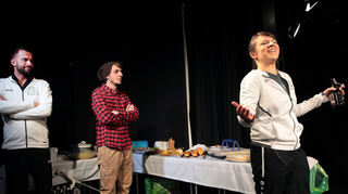 Erol (l., Hauke Weber-Liel) versteht die Diskussion nicht: Wegen ihm braucht es keinen zweiten Grill. Doch Melanie (r., Nora Kühnlein) sieht das anders. Torsten (M., Denis Bode) auch.