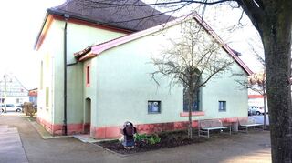 Die evangelische Kirche, auf dem Bild mit einer Rückansicht, ist energetisch saniert und hat von der Landeskirche einen grünen Punkt erhalten – sie steht nicht zur Debatte.