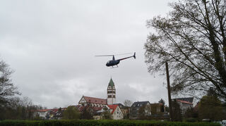 Wenn der Hubschrauber von „Heli Tours“ der „Heliseven Group“ über Ketsch kreist, weiß man, es ist Leistungsschau – Besuchern bot sich die Gelegenheit, Ketsch und die Umgebung beim Rundflug zu betrachten.