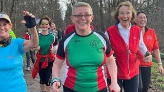 Motiviert auf die Strecke: Walkingtreff mit Beate Leischwitz (2. v. r.).