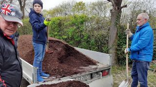 Reichlich Rosenmulch für ein aufgeräumtes Parkbild: Bei der Parkpflegeaktion ar-beiten mehrere Generationen erfolgreich zusammen.