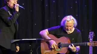 Führen im Pumpwerk bei der Gitarrennacht vertonte Gedichte auf: Jutta Glaser und Claus Boesser-Ferrari widmen sich den Werken von Etel Adnan.
