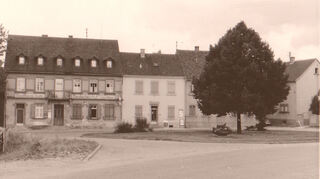 Der Hofplatz vor 55 Jahren – links das frühere Gasthaus „Deutscher Hof“. Er war mit seinem landwirtschaftlichen Gut im Rücken des Fotografen lange Zeit das Zentrum des nördlichen Brühler Ortsteils.