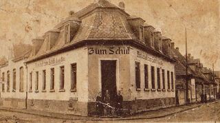Das Gasthaus „Schiff“ an der Ecke Schul- und Brühler Straße war beim Wechsel vom 19. ins 20. Jahrhunderts ein beliebter Treffpunkt der Rohrhofer.