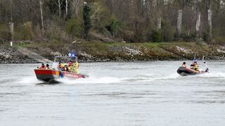 Mit ihren Einsatzbooten brachten die Feuerwehrleute aus Brühl die Strömungsretter der DLRG-Wasserrettung auf den Fluss.