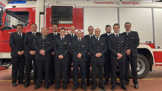 Bürgermeister Stefan Weisbrod (v. l.) und Kommandant Markus Piperno zusammen mit den beförderten Feuerwehrleuten.