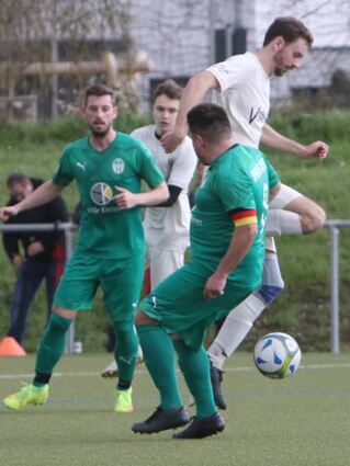 Nils-Kristoffer Wattchow (weiß) ist beim 6:0-Sieg schneller am Ball als der Ket-scher Alexander Rimmler.