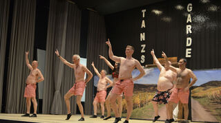 Das „Houschder Männerballett“ mit „Der Tag eines Pfälzers“.