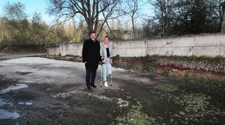 Neue Partnerschaft zwischen Stadt und Hoba: OB Marcus Zeitler und Alexandra Weis (Hoba) stehen in dem Bereich der Bauschutt-Recyclinganlage, in dem der Grünschnitt der Hockenheimer künftig zwischengelagert wird.