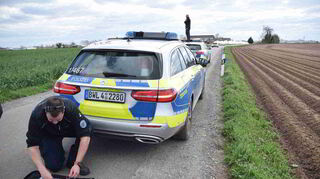 Die Polizei und die Tierrettung sind in Plankstadt im Einsatz, um einen entlaufenen Hund einzufangen.
