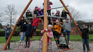 Der Förderverein Gartenschaupark präsentiert eine neue Attraktion auf dem Kinderspielplatz an der Überführung. Über das multi-funktionale Klettertipi freuen sich: Dagmara (oben v. l.), Annika, Laura, Eslem, Ceylin, Sulin und Lisa sowie Karl Götzmann (unten v. l.), Loana, Phelina, Nils, Vorsitzende Martha Keller, Robin, Polly, Kerim und Christian Engel (Stadtverwaltung).