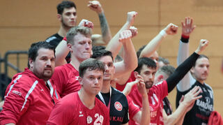 Die Fäuste sind geballt: Frederik Fehrenbach (v. l.), Paul Stier, Leonard Zaum, Leon Haase, Christoph Lahme, Bastian Seitz und Frederik Fauerbach gehen motiviert in die Relegationsrunde.