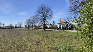 Der Brühler Norden entwickelt sich nach der Etablierung mehrerer Fastfoodketten in jüngster Vergangenheit und mit dem geplanten Bau eines Restaurants der „L’Osteria“-Gruppe zur „Fressmeile“ des Ortes. Der Pizzabäcker möchte eine Dependance auf der Wiese zwischen Landesstraße 599 (l.), der Infohaltebucht (Bildmitte im Hintergrund) und dem Gewerbegebiet mit der Trendfabrik (r.) bauen.