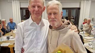 Das inzwischen ehemalige Vorstandsmitglied Klaus Donderer (v. l.) gratuliert Günter Mittmann zu seiner Ehrung für 50 Jahre Tätigkeit als Übungsleiter.