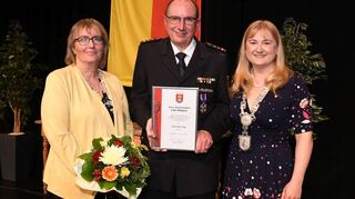 Bürgermeisterin Patricia Rebmann (r.) zeichnet Uwe Wagner, hier mit seiner Frau Regine, mit dem Ehrenring der Stadt und dazugehöriger Urkunde aus.