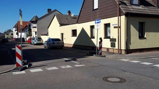 Die Zeit der Umleitungsfunktion ist bald vorbei in der Hubertusstraße (Bild) und in der Parkstraße. Ob die Einbahnregelung wie von manchen Anwohnern gewünscht trotzdem beibehalten wird, ist umstritten zwischen Gemeinderat und Verwaltung. Dort sieht die Straßenverkehrsbehörde keinen Anlass zur Beibehaltung.