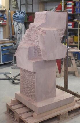 Das Denkmal nimmt Form an.