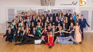 44 begeisterte Tanzschüler und Tanzschülerinnen feiern ausgelassen bei der Tanzschule Feil ihren Premierenball - hier entsteht das Erinnerungsfoto.