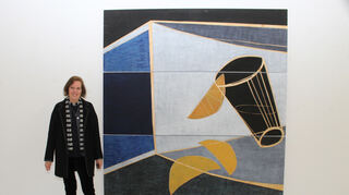 Martina Geist vor einem ihrer großflächigen Werke, die im Xylon-Museum zu sehen sind.