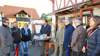 Agrarminister Peter Hauk, Obstbaumeister FlorianSchmidt und seine Mutter Annette, Landtagsabgeordneter Andreas Sturm, Ines Schweickert (CDU Altlußheim), Bürgermeister Uwe Grempels, Kay Schweikert (CDU Altlußheim) und Rabea Sturm.