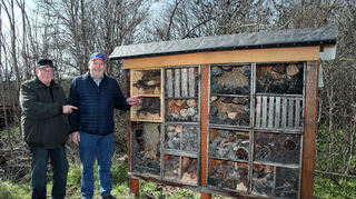 Haben das Insektenhotel auf der Hockenheimer Streuobstwiese instandgesetzt: Werner Bull (l.) und Bernhard Wirth verfügen als ehemalige Handwerker über Erfahrung, Werkzeuge und sogar das passende Material für ein solches Projekt.
