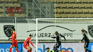 Hier erzielt Franck Evina (M.) beim 2.2 in Kaiserslautern einen seiner beiden Treffer für den SV Sandhausen.