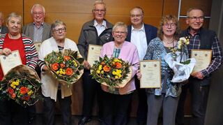 Sie sind dem Freundeskreis Hockenheim-Commercy seit Jahrzehnten verbunden: Bärbel Vetter (v. l.), Karl Peter, Ingeborg Auer, Robert Becker, Renate Becker, Hans-Peter Lühmann, Doris Lühmann, Präsident Matthias Stier, Lioba Christ und Albert Kneis bei der Ehrung in Stadthallenrestaurant „Rondeau“.