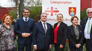Die Einweihung der Informationstafel am Georgienplatz anlässlich des 30-jährigen Bestehens des Platzes erfolgt im Beisein von Nino Khimshiashvili, Andre Baumann, Zakaria Megrelishvili, Patricia Rebmann, Maia Abulashvili und Martin Gramm.