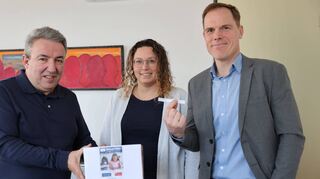 Auslosung von „Klasse Kids“: Chefredakteur Jürgen Gruler und Projektleiterin Bianca Oberhausen von der Schwetzinger Zeitung/Hockenheimer Tageszeitung ziehen mit Patrick Körner, Prokurist bei den Stadtwerken Schwetzingen, den Gewinner.