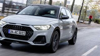 Großer schwarzer Singleframe mit Wabenmuster und Anbauteile in Kontrastfarbe an den Radläufen und Seitenschwellern: Der Audi A1 allstreet kleidet sich im SUV-Look.