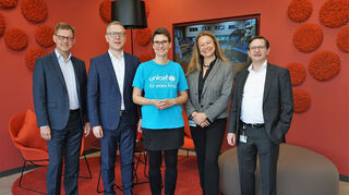 Bei der Spendenübergabe im Customer Solutions Center des Unternehmens Hima zeigen sich (v. l.) Gesellschafter Steffen Philipp, Vorsitzender der Geschäftsführung Jörg de la Motte, Wiebke Tomschi von Unicef-Gruppen Südwest, Marketingmanagerin Nicole Pringal und Geschäftsführer Dr. Michael Löbig vom Erfolg begeistert.