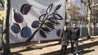 Dr. Kristina Hoge vom Xylon-Verein und Oliver Engert vom Stadtmarketing vor dem kunstvollen Banner im Weg der Hofmusik. Es hübscht nicht nur den Durchgang auf, sondern macht auch Appetit auf die laufende Werkschau im Xylon-Museum.