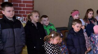 Die Kinder lauschen aufmerksam. So unschön der Leidensweg Jesu an sich ist, so wichtig ist es auch, auf das gute Ende der Geschichte hinzuweisen.