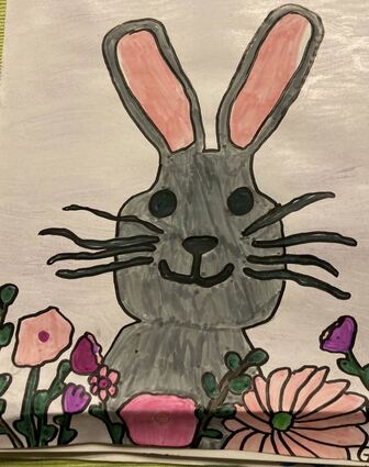 Fröhliche Ostern wünscht die zehnjährige Greta aus Brühl allen Lesern mit diesem niedlichen Eierbringer, der inmitten von Blumen sitzt.