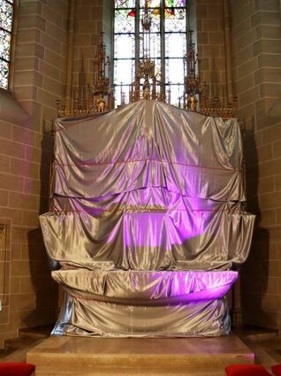 Der verhüllte Altar in der katholischen Kirche in Reilingen.