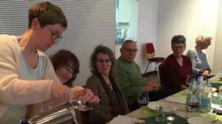 Pfarrerin Katharina Garben (l.) beim Tischabendmahl am Gründonnerstag im evangelischen Gemeindehaus.