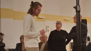 Jesus (Micha Ullrich) diskutiert mit den Pharisäern.