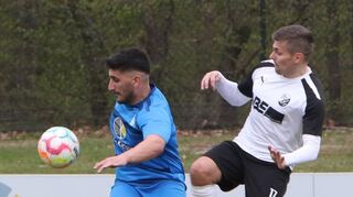 Der Ketscher Goalgetter Aiman Kurt (l.) kommt im Spiel gegen Nußloch nicht so richtig zum Zuge.