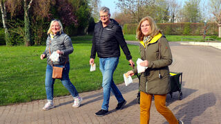 Ulla und Karlheinz Mack sind gemeinsam mit Bärbel Hesping in Funktion des CDU-Osterhasens im Gartenschaupark unterwegs.