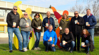 Karlheinz und Ulla Mack (v. l.), Antje Fischer-Daniel, Patrick Stypa, Markus Fuchs, Bärbel Hesping, Thorsten Völlmer, Fritz Rösch sowie Dagmar und Christian Kramberg verstecken im Gartenschaupark CDU-Osterüberraschungen.