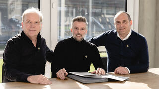 Am 20. Februar stellten Geschäftsführer Volker Piegsa (l.) und der sportliche Leiter des SVS, Mikayil Kabaca (r.), Tomas Oral als neuen Trainer vor. Nun muss Oral wieder gehen.