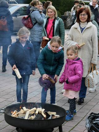 Jeder darf ein Stück Holz mit einem Wunsch ins Feuer geben.