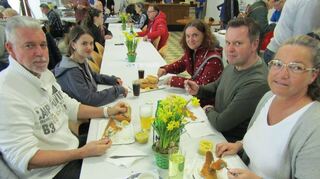 Petra (r.) sowie Dieter Knopf (l.) und die Familie Martin mit Nicole, Romy und Michael lassen sich den köstlichen Fisch schmecken.