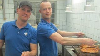 Die Fischbäcker Marko Riether (l.) und Marco Hartmann haben gut zu tun.