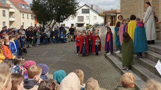 Die Stationen der Leidensgeschichte Jesu erleben die Kinder beim Kreuzweg rund um die katholische Schutzengelkirche an Karfreitag mit.