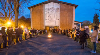 Der Gottesdienst beginnt vor der Kirche um das Osterfeuer.