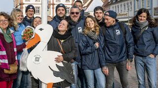 Das Umweltamt der Stadt Speyer führt zusammen mit der Gruppe „Surfrider Baden-Pfalz“ eine „Bildungsaktion zu Plastikmüll“ durch und stellt in der Maximilianstraße insgesamt 17 Holzstörche auf. Mit einem an den Figuren angebrachten QR-Code kann man sich nähere Informationen beschaffen, wobei einen ersten Eindruck bereits am Schnabel der Tiere angebrachte Plastiktüten vermitteln. Hier ein Bild der Gruppe mit der städtischen Beigeordneten Irmgard Münch-Weinmann (2. v. l.).